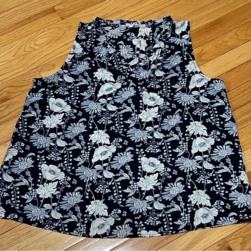 Navy Gap tank top. Size Large